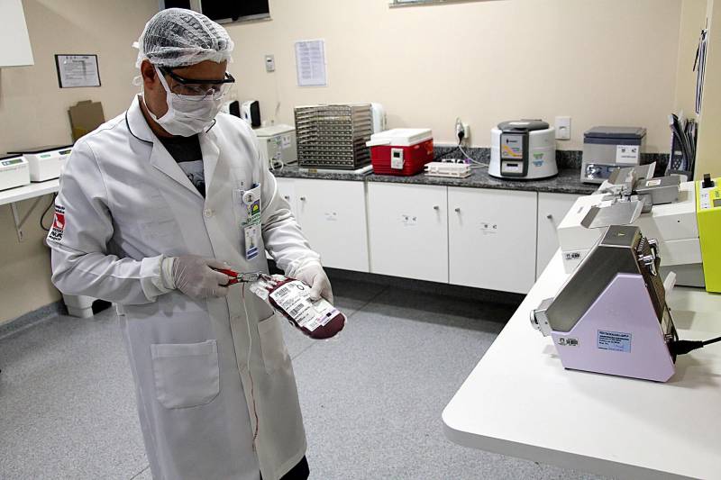 No mês em que campanhas como “Junho Vermelho” e “Dia Mundial do Doador de Sangue”, celebrado nesta quinta-feira (14), buscam sensibilizar o público em geral para a necessidade de ampliar o número de doações voluntárias regulares, atitudes como as de Aline ganham ainda mais importância, como explica o técnico de laboratório do Oncológico Infantil, Valmir Lopes (foto).

FOTO: ASCOM HOIOL
DATA: 14.06.2018
BELÉM - PARÁ <div class='credito_fotos'>Foto: ASCOM HOIOL   |   <a href='/midias/2018/originais/5c9a72a5-54c2-4b92-bd7c-a07ffa3540b4.jpg' download><i class='fa-solid fa-download'></i> Download</a></div>