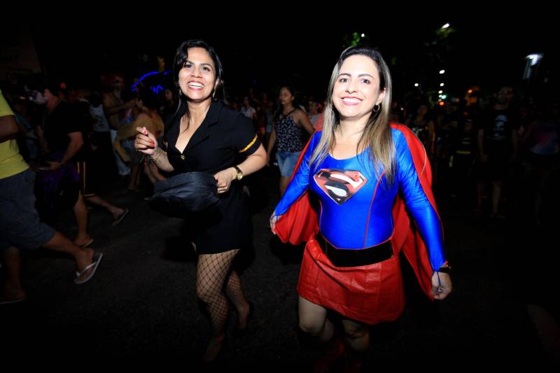 Foliões fantasiados de personagens do cinema, de desenhos animados e videogames, da Grécia antiga e de personalidades do esporte desembarcaram na “Pérola do Caeté” na segunda-feira (12) para participar do “Urubu Cheiroso”, o maior bloco de Carnaval do município de Bragança, no nordeste do Pará. Desde o início da tarde, milhares de pessoas chegavam à Praça da Aldeia para a concentração do bloco, que este ano comemora 25 anos de existência, arrastando a cada ano um número maior de foliões. O cenário da festa é Bragança, município de 124 mil habitantes, que tem na Marujada, festa religiosa realizada em dezembro, uma de suas principais representações culturais. Mas em fevereiro a tradição secular da Marujada cede espaço para o Carnaval, a maior festa popular do Brasil.
FOTO: MÁCIO FERREIRA / AG PARÁ
DATA: 13.02.2018
BRAGANÇA - PARÁ <div class='credito_fotos'>Foto: MÁCIO FERREIRA/ AG. PARÁ | <a href='/midias/2018/originais/5c9a7c0e-73fc-4828-b8c2-49eed5c6c480.jpg' download><i class='fa-solid fa-download'></i> Download</a></div>