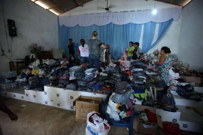 Passados dois dias da enxurrada que destruiu casas e obrigou pessoas a saírem de seus locais de moradia em Paragominas, Governo do Estado e Prefeitura continuam os trabalhos para atender as famílias afetadas, reconstruir o que ficou destruído e restabelecer a situação de normalidade no município. Desde a manhã da última quinta-feira (12), equipes da Defesa Civil intensificam as ações nos bairros atingidos.
FOTO: SIDNEY OLIVEIRA / AG. PARÁ
DATA: 14.04.2018
PARAGOMINAS - PARÁ <div class='credito_fotos'>Foto: Sidney Oliveira/Ag. Pará | <a href='/midias/2018/originais/5ca3dbc9-630b-4f89-a0c1-a872fd9f09c1.jpg' download><i class='fa-solid fa-download'></i> Download</a></div>