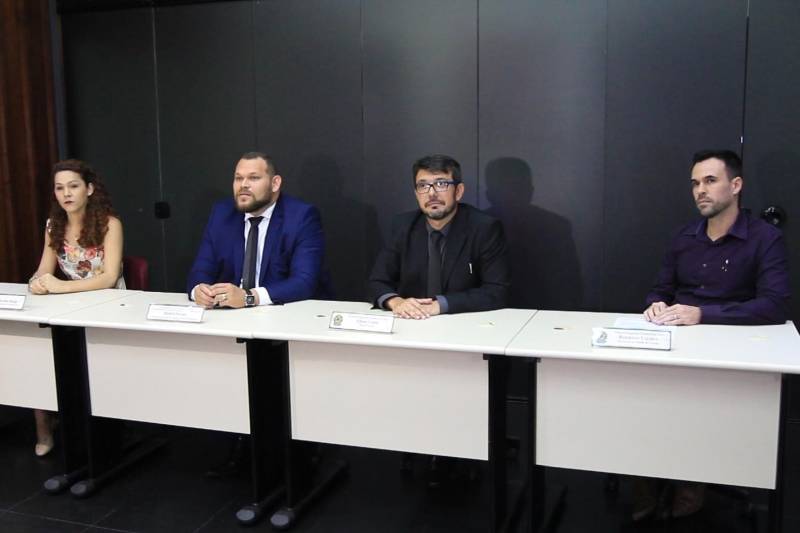 A Secretaria de Estado de Justiça e Direitos Humanos (Sejudh) e o Tribunal Regional Eleitoral (TRE) anunciaram as modificações no sistema de cadastro para atender eleitores travestis e transexuais que desejam adotar nome social no Título de Eleitor e retificar a declaração de gênero. O anúncio foi feito durante uma coletiva de imprensa concedia pelos dois órgãos, no dia 5, que contou com a presença do secretário de justiça e direitos humanos, Michell Durans; do gerente de Livre Orientação Sexual da Sejudh, Beto Paes; do diretor geral do TRE, Edson Costa; do secretário de Gestão de Pessoas do TRE, Rodrigo Valdez e da coordenadora da Rede Paraense de Pessoas Trans, Isabella Braga.
FOTO: ASCOM TRE
DATA: 06.04.2018
BELÉM - PARÁ <div class='credito_fotos'>Foto: Ascom TRE | <a href='/midias/2018/originais/5ca4c0ef-07d4-482f-be4a-5a07d043bb36.jpg' download><i class='fa-solid fa-download'></i> Download</a></div>