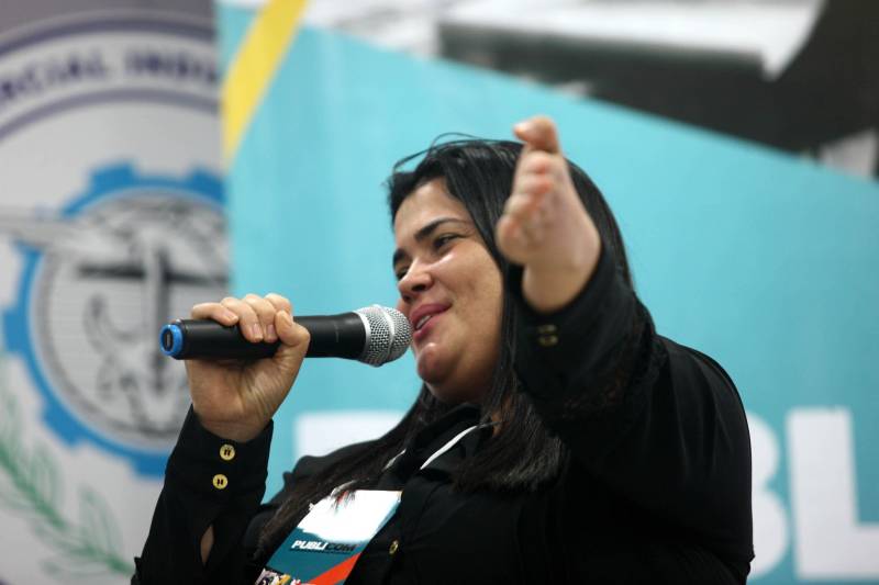 Um avião que teria explodido no ar sem deixar nenhum vestígio, um atleta difamado como criminoso e a foto de uma pessoa pública divulgada nas redes sociais, como portadora de doença. Estes foram apenas alguns dos casos listados no segundo dia do Encontro de Comunicação do Pará (Publicom), no município de Altamira, nesta sexta-feira, 13, no auditório da Associação Comercial Industrial e Agropastoril (Aciapa). Na foto, a repórter Cristiane Prado, da TV Liberal.
FOTO: MARCELO LÉLIS / AG. PARÁ
DATA: 13.04.2018
ALTAMIRA - PARÁ <div class='credito_fotos'>Foto: Marcelo Lelis / Ag. Pará | <a href='/midias/2018/originais/5ca5d41e-b1c1-4aca-8bf6-d456740ddcd1.jpg' download><i class='fa-solid fa-download'></i> Download</a></div>