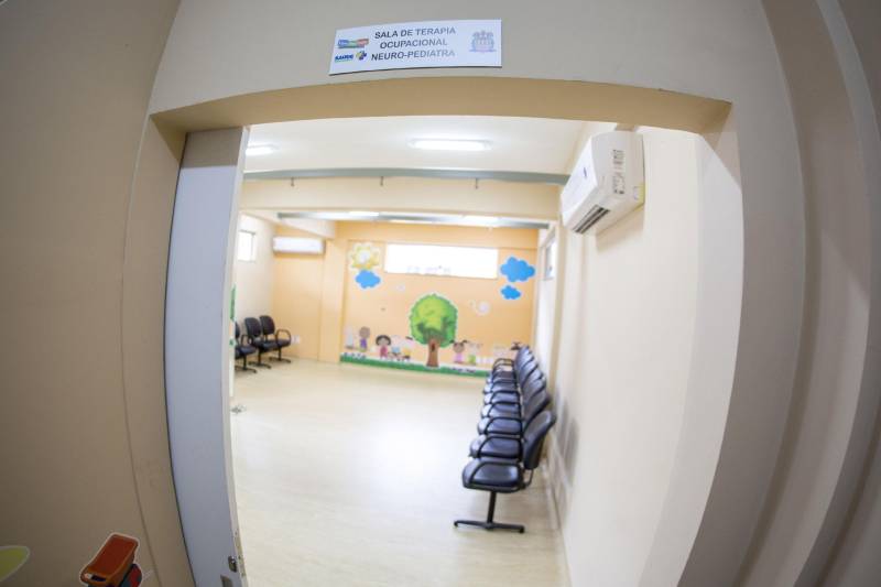 A Universidade do Estado do Pará (Uepa) entregou, na sexta-feira, 13, as novas instalações do Centro Especializado em Reabilitação (CER II), que fica localizado na Unidade de Ensino-Assistência de Fisioterapia e Terapia Ocupacional (Ueafto), no Centro de Ciências Biológicas e da Saúde (CCBS), na travessa Perebebuí, 2.623, em Belém. O novo espaço é um prédio de dois andares que conta com cinco consultórios, uma sala de integração sensorial, uma sala de fisioterapia neuro-pediatra e outra sala para terapia ocupacional neuro-pediatra.
FOTO: NAILANA THIELY / ASCOM UEPA
DATA: 13.04.2018
BELÉM - PARÁ <div class='credito_fotos'>Foto: Nailana Thiely / Ascom Uepa | <a href='/midias/2018/originais/5cb5a6ab-cea0-40db-95bc-67098aad26a5.jpg' download><i class='fa-solid fa-download'></i> Download</a></div>