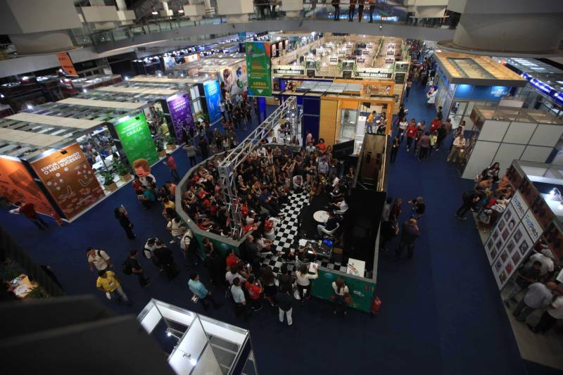 Micro e pequenas empresas constituem 96% dos empreendimentos no estado do Pará e respondem por 51% dos empregos no Estado. A importância econômica deste setor é o grande motor da 9ª Feira do Empreendedor, que teve sua abertura no início da noite desta quarta-feira, 16, no Hangar Convenções e Feiras da Amazônia.
FOTO: RODOLFO OLIVEIRA / AG. PARÁ
DATA: 16.05.2018
BELÉM - PARÁ <div class='credito_fotos'>Foto: Rodolfo Oliveira/Ag. Pará | <a href='/midias/2018/originais/5cb77846-b792-44f6-8824-3724eacd30dc.jpg' download><i class='fa-solid fa-download'></i> Download</a></div>