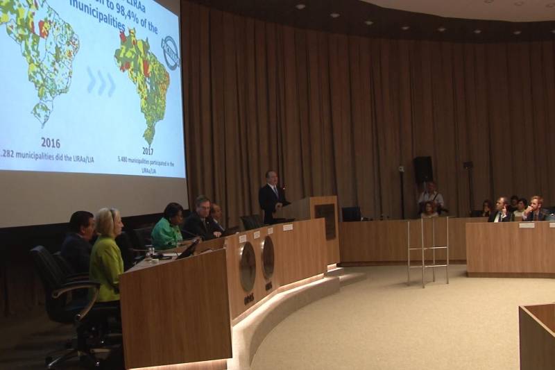 O Governo do Pará assinou nesta terça-feira (13), em Brasília (DF), um Termo de Cooperação com a Organização Pan-Americana de Saúde (Opas). O acordo vai efetivar mais ações na rede estadual de saúde, nas mais diversas áreas. “Desenvolvimento de recursos humanos, de ações de combate a endemias e desenvolvimento tecnológico serão as principais ações diretas, fruto desse acordo”, disse o secretário de Estado de Saúde Pública, Vítor Mateus, que foi a Brasília para a assinatura do acordo. O representante da Organização Pan-Americana de Saúde/Organização Mundial de Saúde (Opas/OMS) no Brasil, Joaquín Molina, assinou o documento, com o testemunho do ministro da Saúde, Ricardo Barros. Organização internacional com 100 anos de experiência e integrante dos sistemas da Organização dos Estados Americanos (OEA) e da Organização das Nações Unidas (ONU), a Opas exerce um papel fundamental na melhoria de políticas e serviços públicos de saúde, por meio da transferência de tecnologia e da difusão do conhecimento.
FOTO: SECOM
DATA: 13.03.2018
BELÉM - PARÁ <div class='credito_fotos'>Foto: Ascom Secom | <a href='/midias/2018/originais/5cbd5307-6710-4ef6-9d7e-85b610bb5931.jpg' download><i class='fa-solid fa-download'></i> Download</a></div>