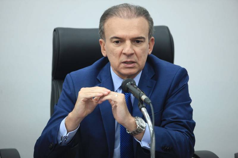 O Supremo Tribunal Federal (STF) acatou, nesta quarta-feira, 20, pedido do Governo do Estado, via Procuradoria-Geral do Estado (PGE), e suspendeu a decisão do Tribunal de Justiça do Estado do Pará (TJPA) sobre o pagamento do piso salarial aos professores. A Suspensão da liminar foi repassada à imprensa na tarde desta quarta-feira, em entrevista coletiva concedida pela secretária de Estado de Administração, Alice Viana, e pelo Procurador Geral do Estado, Ophir Cavalcante Junior (foto). O piso salarial do magistério para o exercício de 2018 foi fixado pelo Ministério da Educação (MEC) em R$ 2.455,00. No Pará, o vencimento-base (composto por duas parcelas fixas), corresponde a R$ 3.772,69, “valor 49% superior ao piso nacional”, frisa a PGE. Já a remuneração média para o magistério no Estado é de cerca de R$ 4.800,00, superior em 95% ao atual piso nacional.
FOTO: MÁCIO FERREIRA / AG. PARÁ
DATA: 20.06.2018
BELÉM - PARÁ <div class='credito_fotos'>Foto: MÁCIO FERREIRA/ AG. PARÁ | <a href='/midias/2018/originais/5cc8a547-92bc-4258-8407-41e2afbdcf4b.jpg' download><i class='fa-solid fa-download'></i> Download</a></div>
