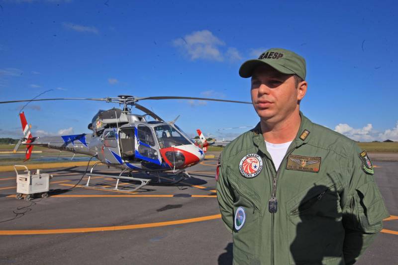 “Devo a vida do meu filho à atuação do Graesp (Grupamento Aéreo de Segurança Pública). Se não fosse pelo empenho deles no resgate, o João não teria resistido”. O depoimento emocionado é do sargento da Polícia Militar do Pará, Marcelo Serrano. Em abril do ano passado, o filho dele, João Marcel, então com 3 anos, perfurou o pulmão depois de cair de uma ponte. O acidente foi no município de São Sebastião da Boa Vista, no Marajó. Na ocasião, o Graesp foi acionado e iniciou o resgate da criança em direção a Belém. Em uma corrida contra o tempo, 40 minutos depois o menino começava a ser atendido em um hospital na capital. Se o transporte tivesse sido de barco, como normalmente ocorre na região, levaria oito horas e, pela gravidade da situação, o pequeno Marcel não teria resistido. Na foto, o diretor do Graesp, tenente coronel Marlon Francez.

FOTO: RODOLFO OLIVEIRA / AG. PARÁ
DATA: 21.05.2018
BELÉM - PARÁ <div class='credito_fotos'>Foto: Rodolfo Oliveira/Ag. Pará   |   <a href='/midias/2018/originais/5cc9ef33-4ea0-437f-9d15-5f1bf6abe4cd.jpg' download><i class='fa-solid fa-download'></i> Download</a></div>