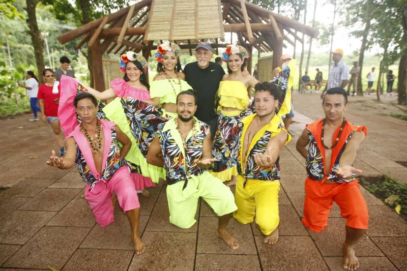Uma reabertura feita a milhares de mãos. A fita inaugural colocada no inicio da trilha principal do Parque do Utinga foi rompida por mais de cinco mil pessoas ansiosas pelo inicio da caminhada, marcando o segundo dia da programação de reabertura do mais novo espaço paraense de lazer e interatividade com a natureza. Misturado aos populares, o governador Simão Jatene andou os quatro quilômetros que separam a entrada do parque ao seu ponto final, o Recanto da Volta.
FOTO: THIAGO GOMES / AG. PARÁ
DATA: 17.03.2018
BELÉM - PARÁ <div class='credito_fotos'>Foto: Thiago Gomes /Ag. Pará | <a href='/midias/2018/originais/5ccab6ac-0d9b-4f21-b999-163c7e7e090d.jpg' download><i class='fa-solid fa-download'></i> Download</a></div>