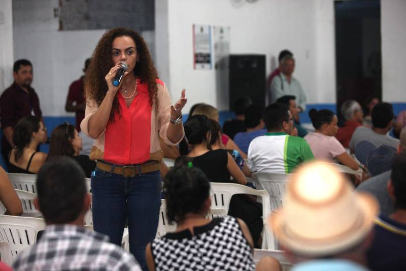 Em Tracuateua, o evento ocorreu no Salão da Marujada. O prefeito Tamariz Cavalcante comentou o trabalho da prefeitura realizado na área de saúde, e que os 4 km de asfaltamento irão contribuir com outra reivindicação dos moradores do município. Com o nosso inverno é rigoroso e ficou difícil. Gastamos recursos com a manutenção das estradas, porque não são asfaltadas. A parceria foi firmada por meio de ordem de serviço (OS) assinada pela secretária extraordinária dos Municípios Sustentáveis, Izabela Jatene (foto) e dos prefeitos dos três municípios.
FOTO: SIDNEY OLIVEIRA / AG. PARÁ
DATA: 14.06.2018
TRACUATEUA - PARÁ <div class='credito_fotos'>Foto: Sidney Oliveira/Ag. Pará | <a href='/midias/2018/originais/5cd4c965-150b-425b-9657-f7161facfaac.jpg' download><i class='fa-solid fa-download'></i> Download</a></div>