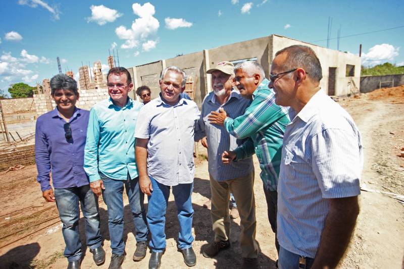 O município de Itaituba, localizado a cerca de 1,3 mil quilômetros de Belém, no sudoeste do Pará, recebeu agenda do Governo do Estado nesta terça-feira (3). O governador Simão Jatene visita uma série de obras no município, entre elas a da escola com 12 salas de aula (foto) que está sendo construída no distrito de Miritituba e do Hospital Regional Público do Tapajós. A comitiva governamental fará inspeção ainda nas obras do novo sistema de abastecimento e tratamento de água da Companhia de Saneamento do Pará (Cosanpa).
FOTO: MARCELO LELIS / AG. PARÁ
DATA: 03.07.2018
ITAITUBA - PARÁ <div class='credito_fotos'>Foto: Marcelo Lelis / Ag. Pará | <a href='/midias/2018/originais/5cd4cd0b-dec5-4859-9dba-8ee192a918e9.jpg' download><i class='fa-solid fa-download'></i> Download</a></div>