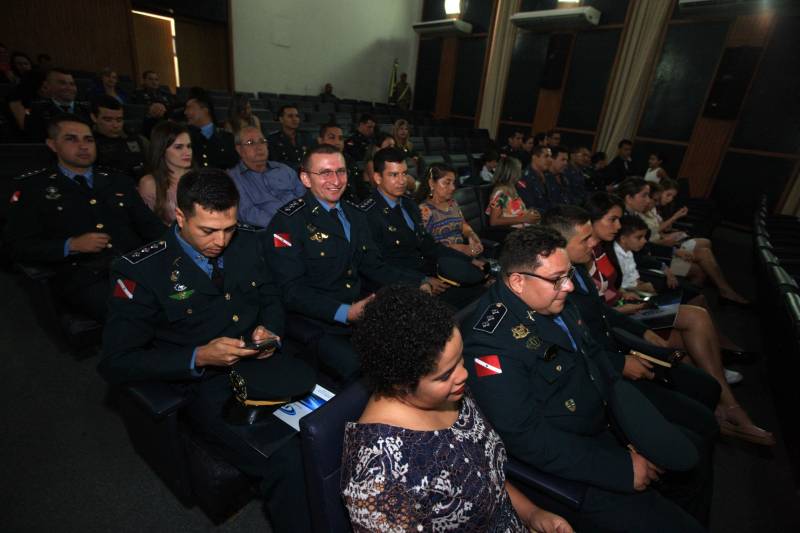 A Secretaria de Estado de Segurança Pública e Defesa Social (Segup), por meio do Instituto de Ensino de Segurança Pública (Iesp), realizou, nesta quarta-feira, 28, no auditório do Ciaba, as formaturas das turmas do Curso Superior de Polícia e Bombeiro Militar CSPBM/2018- Especialização em Gestão Estratégica e Defesa Social e dos cursos de Aperfeiçoamento de Oficiais- CAO/2018 da Polícia Militar do Pará e do Corpo de Bombeiros Militar do Pará- Especialização em Defesa Social em Cidadania.

FOTO: SIDNEY OLIVEIRA / AG. PARÁ
DATA: 28.11.2018
BELÉM - PARÁ <div class='credito_fotos'>Foto: Sidney Oliveira/Ag. Pará   |   <a href='/midias/2018/originais/5cdb06ec-205d-473e-b5b7-dc3cacae47e6.jpg' download><i class='fa-solid fa-download'></i> Download</a></div>
