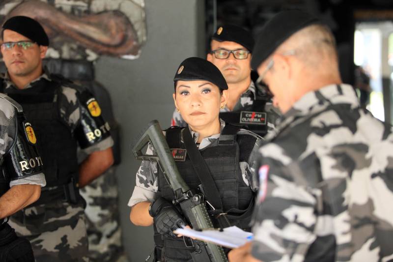Além do gênero, ainda é um desafio para a mulher quebrar o paradigma de que a força e a bravura estão atreladas à estatura, peso e estrutura física. Mas a cabo Ana Farias (foto) está aí para fazer um contraponto dessa afirmação: com 1,59m de altura e menos de 50 quilos, ela não se deixa intimidar por ninguém. Não à toa. No histórico, ela carrega o pioneirismo de estar entre as primeiras duas mulheres da Rotam – Ronda Ostensiva Tático Metropolitana, uma das duas companhias do Batalhão de Policiamento Tático (BPOT). Dos 22 anos na PM, 16 são na Rotam. 

FOTO: MÁCIO FERREIRA / AG. PARÁ
DATA: 27.05.2018
BELÉM - PARÁ <div class='credito_fotos'>Foto: MÁCIO FERREIRA/ AG. PARÁ   |   <a href='/midias/2018/originais/5cdc8de3-f0e3-4979-9c8e-13e382c30142.jpg' download><i class='fa-solid fa-download'></i> Download</a></div>