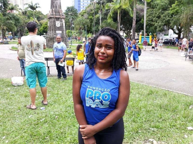 A Praça é um lugar público e de socialização. Pensando no potencial de mobilização do espaço que, a Fundação Pro Paz, por meio do Pro Paz Integrado e Pro Paz nos bairros trouxe nesta manhã (22) espetáculos, música na voz de Nazaré Pereira e ação de conscientização sobre violência e exploração sexual. A programação é alusiva ao último dia 16, que marca o Dia Estadual de enfrentamento à exploração sexual contra crianças e adolescentes. "É importante unir nesta ação os dois programas, o 'Bairros' e o 'Integrado', pois eles trabalham a prevenção a reparação das situações de abuso e exploração sexual contra crianças e adolescentes. Estar na praça possibilita a população conhecer os nossos serviços, assim como alertar as famílias sobre esse tipo de violência", pontuou Naiana Dias coordenadora do Pro Paz Integrado. Os grupos de teatro da UIPP terra firme, grupo de dança do polo UFPA e sacramenta, Orquestra de percussão sustentável do Pro Paz se apresentaram para os presentes. Na foto, Jeannifer cristo, aluna do polo UFPA.
FOTO: EMANUELE CORRÊA / ASCOM PRO PAZ
DATA: 22.04.2018
BELÉM - PARÁ <div class='credito_fotos'>Foto: EMANUELE CORRÊA / ASCOM PRO PAZ | <a href='/midias/2018/originais/5ce18569-f308-4d95-b168-54340bf62035.jpg' download><i class='fa-solid fa-download'></i> Download</a></div>