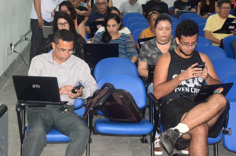 O celular, até então, grande vilão durante as aulas das escolas convencionais, promete ser um grande aliado da educação a partir da capacitação do Sedutec – programa que a Secretaria de Educação do Pará (Seduc), implanta na rede pública de ensino para disseminar o uso das ferramentas do Google para Educação, no âmbito das escolas e da gestão.

FOTO: ELISEU DIAS / ASCOM SEDUC
DATA: 25.05.2018
BELÉM - PARÁ <div class='credito_fotos'>Foto: Eliseu Dias / Ascom Seduc   |   <a href='/midias/2018/originais/5ce1bfbb-d6cf-4897-a2f4-09bde42eb14b.jpg' download><i class='fa-solid fa-download'></i> Download</a></div>
