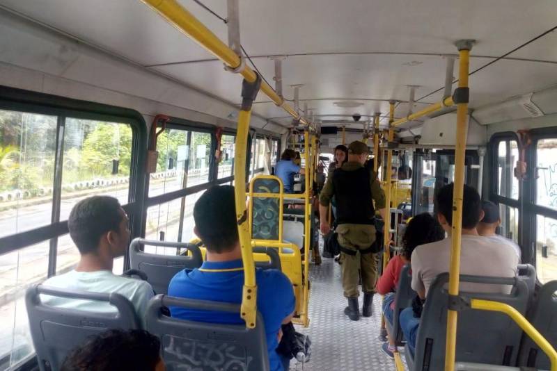 Mais de 600 policiais militares intensificaram a segurança em todo o bairro do Tapanã, durante a operação "Ocupação" que iniciou na manhã desta quinta-feira, 15, e segue até a próxima segunda-feira, 19. O planejamento estratégico desta ação conta com diversas operações: Ônibus Seguro, Hypnus, Bloqueio, Saturação, Tróia e Feira Segura.
FOTO: ASCOM PMPA
DATA: 15.03.2018
BELÉM - PARÁ <div class='credito_fotos'>Foto: Ascom PMPA | <a href='/midias/2018/originais/5cedf09e-adb0-4932-813d-a11ad23c0552.jpg' download><i class='fa-solid fa-download'></i> Download</a></div>