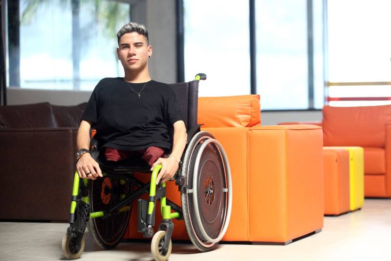 A cadeira de rodas que acompanha Luis Gustavo (foto) desde pequeno em nada atrapalha a vida do jovem com 17 anos. Ele faz o convênio, cursa inglês e treina bocha adaptada há quatro anos. Em 2017, foi campeão nacional paralímpico escolar representando o Estado do Pará na competição. Luis nasceu com artogripose e teve os dois fêmures fraturados durante o parto, segundo a mãe dele, Geisy Aleixo, de 40 anos. Juntos, eles estiveram na última semana conhecendo o Centro Integrado de Inclusão e Reabilitação (CIIR), que será inaugurado no próximo dia 12 de abril pelo Governo do Estado. o CIIR vai funcionar um Centro Especializado em Reabilitação (CER IV) para usuários com deficiência auditiva, física, intelectual e visual; uma oficina ortopédica e um Centro de Especialidades Odontológicas (CEO II). A obra, orçada em mais de R$ 32 milhões com recursos do tesouro estadual,faz parte das ações Governo do Estado para ampliar os serviços já oferecidos pela Secretaria de Estado de Saúde (Sespa). O Centro será administrado em parceria com o Instituto Nacional de Desenvolvimento Social e Humano (INDSH).
FOTO: MARCELO LELIS / AG. PARÁ
DATA: 06.04.2018
BELÉM - PARÁ <div class='credito_fotos'>Foto: Marcelo Lelis / Ag. Pará | <a href='/midias/2018/originais/5cf008db-8ef0-4821-9137-f05b18bc0cc1.jpg' download><i class='fa-solid fa-download'></i> Download</a></div>