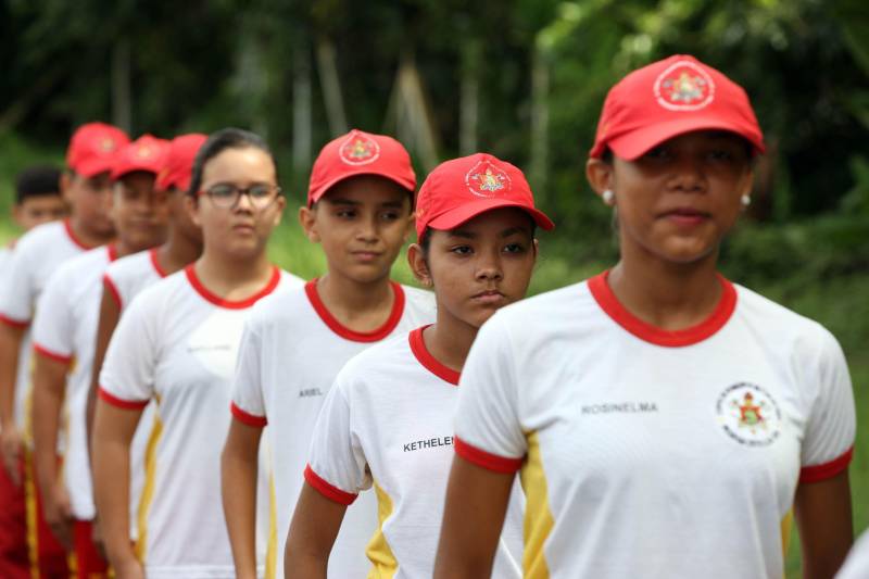 O Corpo de Bombeiros Militar do Pará também atua com um projeto de responsabilidade social que oferece perspectivas às crianças e adolescentes. O “Escola da Vida” começou no quartel da Cremação em 1993, com apenas 20 alunos. Hoje, alcança 3.200 alunos matriculados e distribuídos em 25 polos pelo Estado. Mais de 25 mil crianças já passaram pelo projeto que oferece informações, orientações, treinamento, educação e base de apoio para a formação do cidadão. Dos 25 polos do Projeto Escola da Vida, cinco estão em Belém, nos bairros da Cremação e Val de Cans, além de Icoaraci, Outeiro e Mosqueiro, funcionando dentro dos quartéis.
FOTO: SIDNEY OLIVEIRA / AG. PARÁ
DATA: 11.05.2018
BELÉM - PARÁ <div class='credito_fotos'>Foto: Sidney Oliveira/Ag. Pará | <a href='/midias/2018/originais/5cff021d-4534-4902-a59a-771f281942ce.jpg' download><i class='fa-solid fa-download'></i> Download</a></div>
