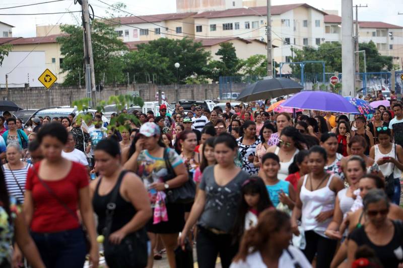 O governo do Pará, por meio da Companhia de Habitação do Pará (Cohab) entregou, neste sábado (24), as chaves dos 4 mil apartamentos do Residencial Viver Melhor Marituba. O local passa a ser, agora, a moradia de mais de 15 mil pessoas que aguardavam pelo empreendimento. Desde o início da manhã, servidores da Cohab estavam a postos, na quadra de esportes do Residencial, organizando a entrega das chaves dos apartamentos. A Companhia de Saneamento do Pará (Cosanpa) também atendia os novos moradores, que já podiam realizar o cadastro de suas unidades de consumo para ligação do fornecimento de água.
FOTO: THIAGO GOMES / AG PARÁ
DATA: 24.02.2018
MARITUBA - PARÁ <div class='credito_fotos'>Foto: Thiago Gomes /Ag. Pará | <a href='/midias/2018/originais/5d03af40-16c3-449b-9f0b-74f3120ec7d2.jpg' download><i class='fa-solid fa-download'></i> Download</a></div>
