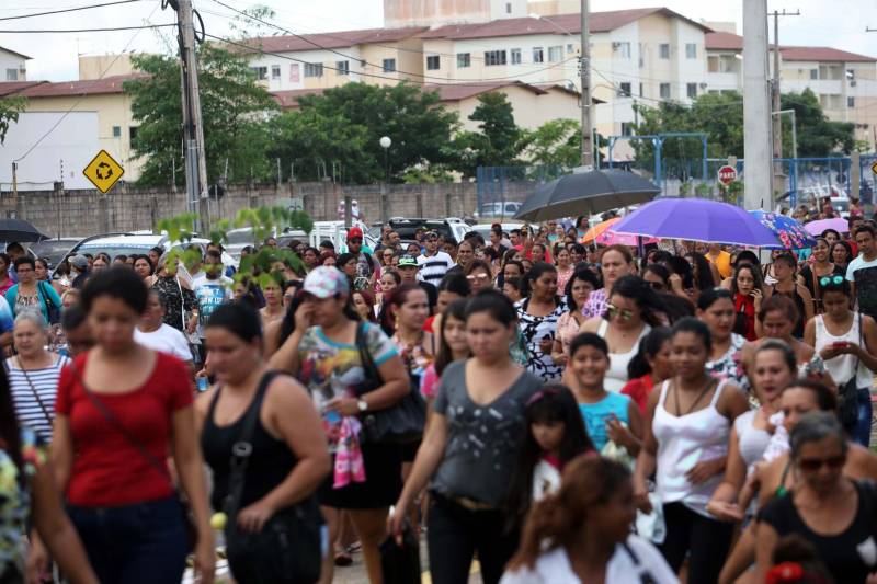 O governo do Pará, por meio da Companhia de Habitação do Pará (Cohab) entregou, neste sábado (24), as chaves dos 4 mil apartamentos do Residencial Viver Melhor Marituba. O local passa a ser, agora, a moradia de mais de 15 mil pessoas que aguardavam pelo empreendimento. Desde o início da manhã, servidores da Cohab estavam a postos, na quadra de esportes do Residencial, organizando a entrega das chaves dos apartamentos. A Companhia de Saneamento do Pará (Cosanpa) também atendia os novos moradores, que já podiam realizar o cadastro de suas unidades de consumo para ligação do fornecimento de água.

FOTO: THIAGO GOMES / AG PARÁ
DATA: 24.02.2018
MARITUBA - PARÁ <div class='credito_fotos'>Foto: Thiago Gomes /Ag. Pará   |   <a href='/midias/2018/originais/5d03af40-16c3-449b-9f0b-74f3120ec7d2.jpg' download><i class='fa-solid fa-download'></i> Download</a></div>