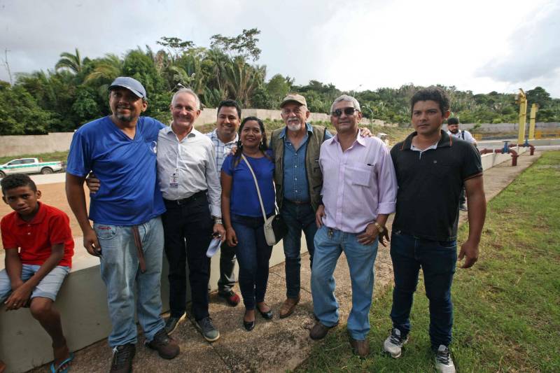 Nesta sexta-feira (06), um dia após completar 105 anos de emancipação, Marabá, município de forte vocação mineral e agrícola que o faz principal centro socioeconômico do sudeste paraense, recebeu importantes obras e serviços do Governo do Estado. Em destaque, investimentos na área da saúde, educação, saneamento básico e segurança. As cerimônias contaram com a presença do governador Simão Jatene, parlamentares, prefeitos da região, entre outras autoridades. A agenda de governo teve início com a entrega da Estação de Tratamento de Esgoto Sanitário (FOTO), um moderno sistema de saneamento básico com capacidade para atender de 86 mil habitantes. A primeira etapa da ETE representa um investimento de mais de R$ 117 milhões, parte com recursos do Programa de Aceleração do Crescimento (PAC), através de empréstimo junto ao FGTS no valor de R$ 78,20 milhões, e mais R$ 38,97 milhões do Tesouro do Estado.
FOTO: SIDNEY OLIVEIRA / AG. PARÁ
DATA: 06.04.2018
MARABÁ - PARÁ <div class='credito_fotos'>Foto: Agência Pará | <a href='/midias/2018/originais/5d04d5c0-295c-4a13-af01-ffb6549a3cb8.jpg' download><i class='fa-solid fa-download'></i> Download</a></div>