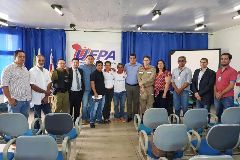 Junto com representantes da sociedade civil, sistema de segurança pública e poderes legislativo e executivo de Redenção, o Centro Regional de Governo do Sudeste do Pará discutiu, nesta quarta-feira, 23, em reunião estratégica, políticas públicas para a área da segurança no município. 

FOTO: ASCOM / CRGSP
DATA: 23.05.2018
MARABÁ - PARÁ <div class='credito_fotos'>Foto: ASCOM CRGSP   |   <a href='/midias/2018/originais/5d05ec7e-2bf1-4493-bbeb-476a4adbbd66.jpg' download><i class='fa-solid fa-download'></i> Download</a></div>
