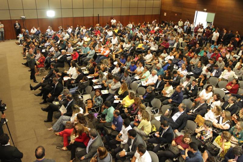 O primeiro dia do Fórum Permanente de Prefeitas e Prefeitos dos Municípios Sustentáveis contou com a participação de 85 prefeitos , 17 vices e 21 secretários municipais dos 141 municípios manifestaram interesse em adotar as diretrizes do programa. Para o governador Simão Jatene (foto), esta grande participação simboliza a união de agentes públicos que colocaram os interesses coletivos acima dos interesses individuais para construir um estado melhor para todos. Com o tema “Gestão Compartilhada”, o evento traz as experiências e os desdobramentos das agendas governamentais que foram planejadas em parceria com as gestões municipais. Através da Secretaria Extraordinária de Municípios Sustentáveis (Semsu) Governo do Pará, por meio da Semsu, investe na capacitação dos municípios para a promoção de uma gestão fiscal eficiente. Para Izabela Jatene, este primeiro dia serviu para sinalizar o quanto os gestores estão preocupados com o equilíbrio da questão fiscal dos municípios e em desenvolver uma governança compartilhada para desenvolver seus municípios.
FOTO: CRISTINO MARTINS / AG. PARÁ
DATA: 07.02.2018
BELÉM - PARÁ <div class='credito_fotos'>Foto: Cristino Martins/Ag. Pará | <a href='/midias/2018/originais/5d1924f2-bbb0-4065-9f82-601bb8944004.jpg' download><i class='fa-solid fa-download'></i> Download</a></div>