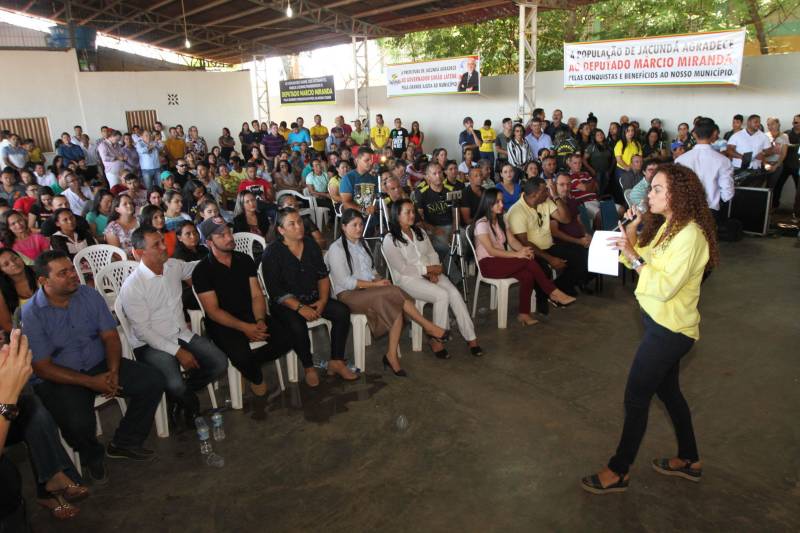 O município de Jacundá, no sudeste paraense, recebeu nesta sexta-feira (6) importantes investimentos em segurança e infraestrutura. O Governo do Estado repassou para o policiamento do município 5 viaturas e 2 veículos para o reforço das ações Departamento de Trânsito do Estado (Detran). Foi entregue ainda a ordem de serviço para a pavimentação asfáltica de cinco quilômetros de vias, na ordem de R$ 3 milhões. A cerimônia foi no salão paroquial da Igreja de Nossa Senhora do Perpetuo Socorro, conduzida pela secretária de Municípios Sustentáveis, Izabela Jatene, que representou o governador Simão Jatene, e contou com a participação de representantes de parlamentares, lideranças comunitárias, entre outras autoridades municipais. Na foto, a secretária de Municípios Sustentáveis, Izabela Jatene.
FOTO: CRISTINO MARTINS / AG. PARÁ
DATA: 06.07.2018
JACUNDÁ - PARÁ <div class='credito_fotos'>Foto: Cristino Martins/Ag. Pará | <a href='/midias/2018/originais/5d1fa36a-520d-4f5f-954b-fd2aaae17f2e.jpg' download><i class='fa-solid fa-download'></i> Download</a></div>