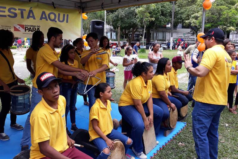 A Praça é um lugar público e de socialização. Pensando no potencial de mobilização do espaço que, a Fundação Pro Paz, por meio do Pro Paz Integrado e Pro Paz nos bairros trouxe nesta manhã (22) espetáculos, música na voz de Nazaré Pereira e ação de conscientização sobre violência e exploração sexual. A programação é alusiva ao último dia 16, que marca o Dia Estadual de enfrentamento à exploração sexual contra crianças e adolescentes. "É importante unir nesta ação os dois programas, o 'Bairros' e o 'Integrado', pois eles trabalham a prevenção a reparação das situações de abuso e exploração sexual contra crianças e adolescentes. Estar na praça possibilita a população conhecer os nossos serviços, assim como alertar as famílias sobre esse tipo de violência", pontuou Naiana Dias coordenadora do Pro Paz Integrado. Os grupos de teatro da UIPP terra firme, grupo de dança do polo UFPA e sacramenta, Orquestra de percussão sustentável do Pro Paz se apresentaram para os presentes.
FOTO: EMANUELE CORRÊA / ASCOM PRO PAZ
DATA: 22.04.2018
BELÉM - PARÁ <div class='credito_fotos'>Foto: EMANUELE CORRÊA / ASCOM PRO PAZ | <a href='/midias/2018/originais/5d212f20-e9ef-4420-8976-ae584df8b78c.jpg' download><i class='fa-solid fa-download'></i> Download</a></div>