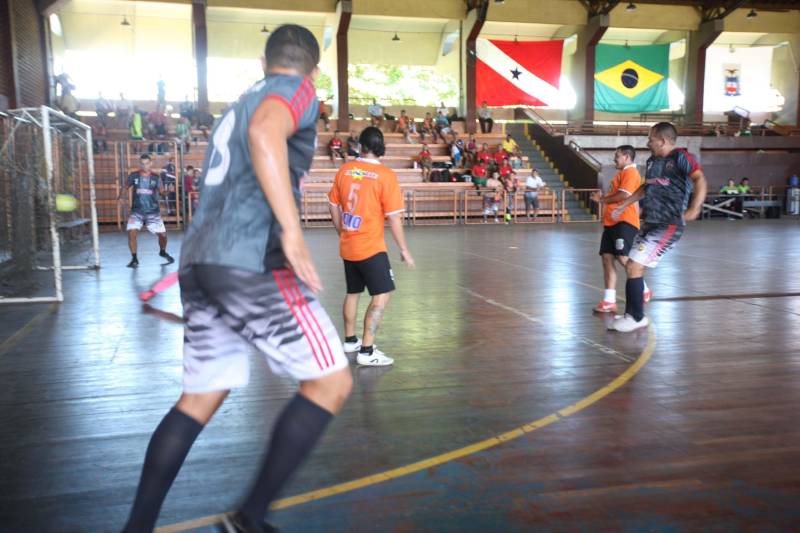 Mais de 300 policiais militares, de diversas localidades do Pará, participam neste sábado (3) e no domingo (4) da II Copa de Futsal da Casa Militar da Governadoria, em comemoração aos 101 anos de criação do órgão. Quarenta equipes participam do torneio, sendo 32 masculinas, quatro femininas, duas sub-16 e duas sub-13, as duas últimas formadas por alunos da escolinha de futsal da PM, que ensina a filhos de militares técnicas e regras da prática esportiva.
FOTO: RODOLFO OLIVEIRA / AG. PARÁ
DATA: 03.03.2018
BELÉM - PARÁ <div class='credito_fotos'>Foto: Rodolfo Oliveira/Ag. Pará | <a href='/midias/2018/originais/5d29c6c0-989e-466b-9768-692fbcd2debd.jpg' download><i class='fa-solid fa-download'></i> Download</a></div>