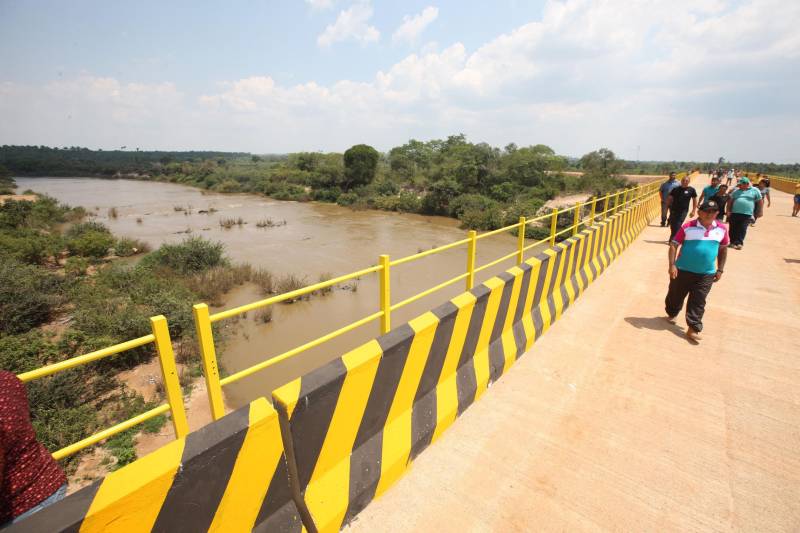 Santa Maria das Barreiras foi o primeiro município contemplado na agenda de inaugurações de obras viárias executadas pelo governo do Estado, na quarta e nesta quinta-feira (24 e 25), no sul e sudeste do Pará. O conjunto de obras ultrapassa R$ 112 milhões em investimentos em construção de pontes de concreto, pavimentação de rodovias e asfaltamento de vias urbanas. O secretário de Estado de Transportes, Kleber Menezes, representou o governador Simão Jatene na solenidade, acompanhado do secretário Regional de Governo do Sudeste do Pará, Jorge Bittencourt. A ponte (foto) recebeu o nome de Rafaela Martins Santana, em homenagem a uma moradora da cidade que faleceu aos 16 anos devido a um câncer, no final de 2017. O pai de Rafaela, o produtor rural João Batista Santana, que mora no município há 37 anos, ficou emocionado. “Isso, pra nossa família, é muito importante. Estamos muito gratos ao governo pela homenagem, por essa grande obra, que é importantíssima para a região. Passarei por aqui todos os dias”, afirmou.
FOTO: MÁCIO FERREIRA / AG. PARÁ
DATA: 24.10.2018
SANTA MARIA DAS BARREIRAS - PARÁ <div class='credito_fotos'>Foto: MÁCIO FERREIRA/ AG. PARÁ | <a href='/midias/2018/originais/5d2b101a-c840-4db1-9ad7-c0c8214a50bd.jpg' download><i class='fa-solid fa-download'></i> Download</a></div>