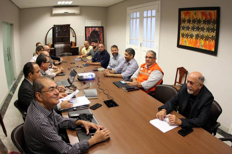O governador Simão Jatene se reuniu na tarde deste sábado (26) com secretários e gestores de diferentes pastas e órgãos que atendem diretamente a população do Estado, para traçar um cenário da atual situação de abastecimento de insumos e produtos básicos, diante da paralisação nacional dos caminhoneiros. 

FOTO: CRISTINO MARTINS / AG. PARÁ
DATA: 26.05.2018
BELÉM - PARÁ <div class='credito_fotos'>Foto: Cristino Martins/Ag. Pará   |   <a href='/midias/2018/originais/5d2f5125-240b-4586-8314-3c5a2ab2f132.jpg' download><i class='fa-solid fa-download'></i> Download</a></div>
