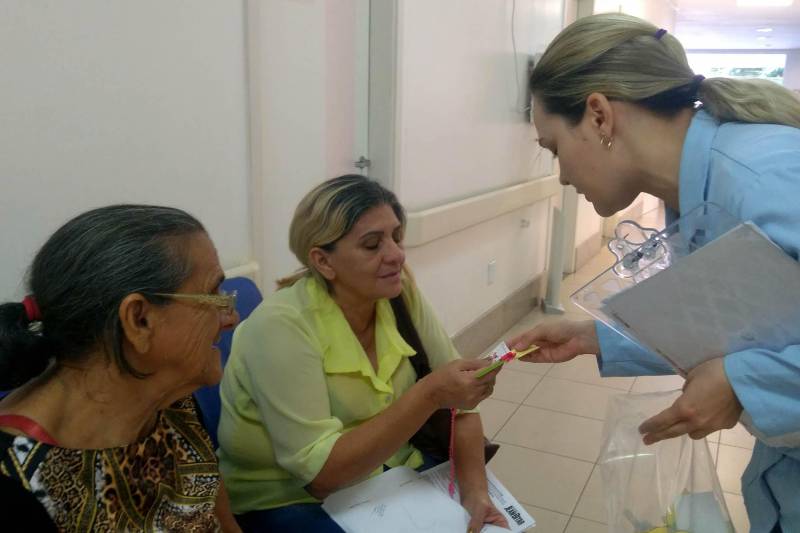 Colaboradoras do Jean Bitar confeccionaram brindes para mães usuárias, acompanhantes e colegas de trabalho.
FOTO: ASCOM HJB
DATA: 13.05.2018
BELÉM - PARÁ <div class='credito_fotos'>Foto: ASCOM HJB | <a href='/midias/2018/originais/5d3d9027-775a-41d0-9406-eb0fbb76e550.jpg' download><i class='fa-solid fa-download'></i> Download</a></div>