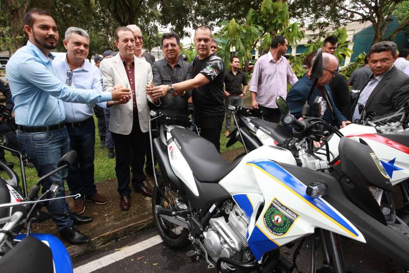 Polícia Militar, Guarda Municipal e Secretarias Municipais de Segurança Pública de 17 cidades do interior paraense receberam motos para ampliar o policiamento ostensivo e para atender ocorrências em suas sedes. Os veículos adquiridos pelo Governo do Estado são provenientes de emenda parlamentar de três deputados da Assembleia Legislativa do Pará (ALEPA), e entregues (foto) nesta segunda-feira (28) durante cerimônia na sede da Casa Civil, em Belém. Ao todo foram entregues 44 motos do modelo Honda XRE 300 CC, todas com kit sinalizador acústico e visual, rastreador, dois capacetes e queixeiras. Prefeitos, secretários de segurança, representantes das polícias, guardas municipais e deputados estiveram presentes na solenidade e ressaltaram a importância de ampliar a frota de veículos para dar apoio a segurança dos municípios.
FOTO: MÁCIO FERREIRA / AG. PARÁ
DATA: 28.05.2018
BELÉM - PARÁ <div class='credito_fotos'>Foto: MÁCIO FERREIRA/ AG. PARÁ | <a href='/midias/2018/originais/5d3eb74c-d7f0-44f9-ac5c-c3346c76309c.jpg' download><i class='fa-solid fa-download'></i> Download</a></div>