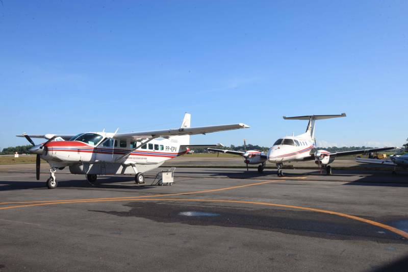 “Devo a vida do meu filho à atuação do Graesp (Grupamento Aéreo de Segurança Pública, na foto). Se não fosse pelo empenho deles no resgate, o João não teria resistido”. O depoimento emocionado é do sargento da Polícia Militar do Pará, Marcelo Serrano. Em abril do ano passado, o filho dele, João Marcel, então com 3 anos, perfurou o pulmão depois de cair de uma ponte. O acidente foi no município de São Sebastião da Boa Vista, no Marajó. Na ocasião, o Graesp foi acionado e iniciou o resgate da criança em direção a Belém. Em uma corrida contra o tempo, 40 minutos depois o menino começava a ser atendido em um hospital na capital. Se o transporte tivesse sido de barco, como normalmente ocorre na região, levaria oito horas e, pela gravidade da situação, o pequeno Marcel não teria resistido.

FOTO: RODOLFO OLIVEIRA / AG. PARÁ
DATA: 21.05.2018
BELÉM - PARÁ <div class='credito_fotos'>Foto: Rodolfo Oliveira/Ag. Pará   |   <a href='/midias/2018/originais/5d4061f8-8f06-49a0-b531-a0a7b847ac67.jpg' download><i class='fa-solid fa-download'></i> Download</a></div>