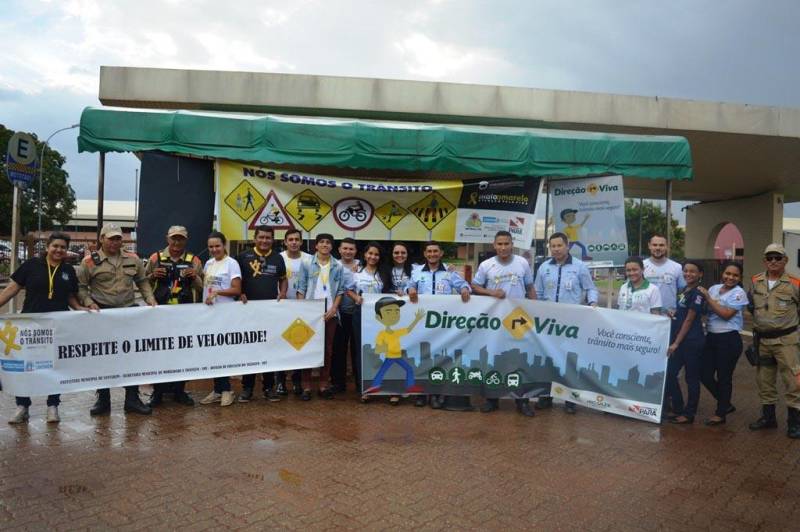 O Hospital Regional do Baixo Amazonas (HRBA), em Santarém, realizou o “Dia D de Segurança”, na quinta-feira (24). Ao longo do dia, ocorreram várias atividades (foto). A unidade iniciou com a programação do “Dia de Segurança do Paciente”, que trabalhou, com os colaboradores, a importância das metas de segurança para um cuidado seguro e de qualidade. À tarde, o foco se voltou para a segurança no trânsito. O hospital realizou mais uma edição do programa “Direção Viva: você consciente, trânsito mais seguro”, em parceria com o movimento “Maio Amarelo”. A primeira ação trabalhou com as metas de segurança do paciente, que consistem em identificar corretamente os pacientes; melhorar a eficácia da comunicação; melhorar a segurança na prescrição, no uso e na administração de medicamentos; garantir o local correto, o procedimento correto e a cirurgia no paciente correto; reduzir risco de infecções associadas a cuidados assistenciais; reduzir o risco de danos aos pacientes resultantes de quedas; e reduzir o risco de lesão por pressão.

FOTO: ASCOM / HRBA
DATA: 24.05.2018
SANTARÉM - PARÁ <div class='credito_fotos'>Foto: Ascom / HRBA   |   <a href='/midias/2018/originais/5d4190e2-f417-43fc-a8a9-3106030ad3fe.jpg' download><i class='fa-solid fa-download'></i> Download</a></div>