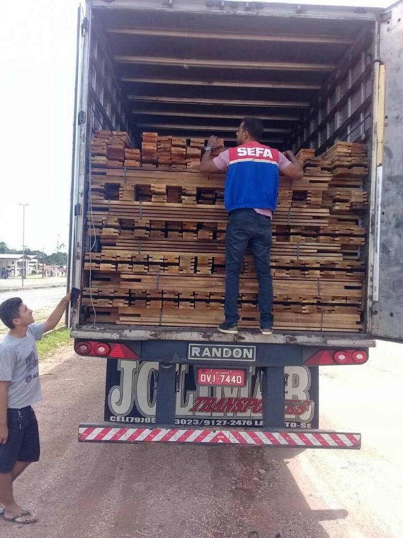 A Coordenação de Mercadorias em Trânsito do Gurupi, da Secretaria de Estado da Fazenda (Sefa), localizada no município Cachoeira do Piriá, fronteira com o Maranhão, fez a apreensão de 43m³ de portais (foto), com aduelas e alisares, no dia 16. O fato ocorreu porque o cálculo do imposto estadual estava menor do que o valor real.
FOTO: ASCOM / SEFA
DATA: 19.03.2018
CACHOEIRA DO PIRIÁ - PARÁ <div class='credito_fotos'>Foto: Ascom Sefa | <a href='/midias/2018/originais/5d426507-b610-442e-a843-8fe3e81a7df9.jpg' download><i class='fa-solid fa-download'></i> Download</a></div>