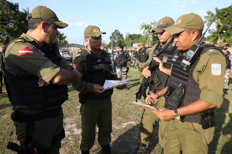 Mais de 150 agentes de segurança pública realizaram a megaoperação Arcanjo, em Belém, na quinta-feira (8), sob a coordenação geral do Comando de Policiamento da Capital (CPC I) da Polícia Militar. Nesta edição, as ações foram concentradas nos bairros do Tapanã, Bengui e Pratinha, localizados na área do 24º Batalhão da PM. As tropas reforçaram o patrulhamento com ações policiais ostensivas e repressivas de enfrentamento à criminalidade.
FOTO: CARLOS SODRÉ / AG. PARÁ
DATA: 08.11.2018
BELÉM - PARÁ <div class='credito_fotos'>Foto: CARLOS SODRÉ / AG. PARÁ | <a href='/midias/2018/originais/5d554f71-8985-4c91-abc2-0d24e9e83f47.jpg' download><i class='fa-solid fa-download'></i> Download</a></div>