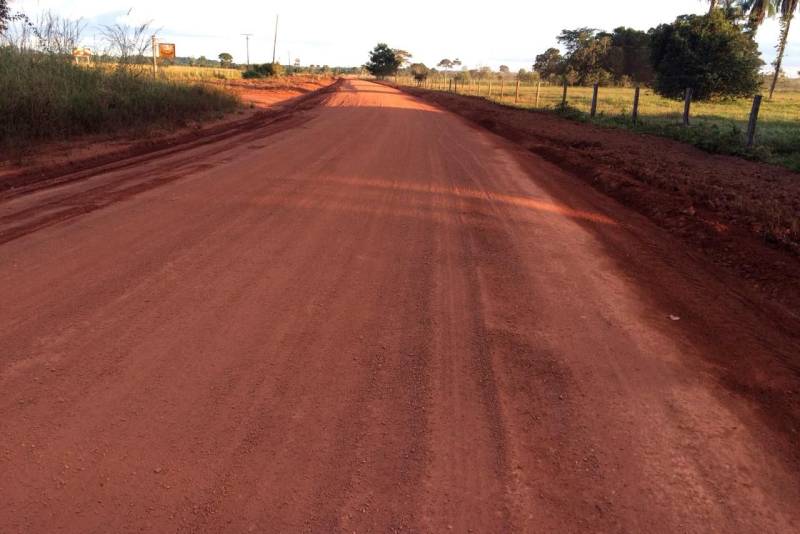 As chuvas começam a diminuir no interior do Estado e os trabalhos de manutenção das estradas paraenses continuam avançando. Serviços de pavimentação com CBUQ (concreto betuminoso usinado a quente) estão sendo realizados na rodovia PA-477 (foto), no trecho de 8 km entre São Geraldo do Araguaia e Piçarra.
FOTO: ASCOM SETRAN
DATA: 11.05.2018
SÃO GERALDO DO ARAGUAIA - PARÁ <div class='credito_fotos'>Foto: ASCOM SETRAN | <a href='/midias/2018/originais/5d58435d-f124-48b9-825a-f1a192bb1ac1.jpg' download><i class='fa-solid fa-download'></i> Download</a></div>