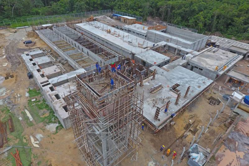 A obra de construção do novo Centro de Recuperação de Abaetetuba (foto) já está com cerca de 40% dos serviços concluídos. O espaço físico construído compreende 2.678,96 metros quadrados e o investimento é de R$ 10.625.194,43, dos quais R$ 7.182.694,43 oriundos do orçamento estadual e R$ 3.442.500 federais, por meio do Departamento Nacional Penitenciário (Depen). O novo prédio terá capacidade para custodiar 306 pessoas do sexo masculino. Iniciada em maio de 2017, a obra tem previsão de entrega para novembro deste ano. "Estão sendo construídas 40 celas coletivas e oito individuais, divididas em dois blocos, com solário e espaço de vivência cada um, onde devem ocorrer as visitas familiares. O prédio contará ainda com salas de educação e saúde, laboratório de informática, biblioteca, celas para visita íntima, parlatório, alojamento para a guarda e sala de distribuição de alimentos", explica Brenda Evanovitch, da Laca Engenharia, empresa contratada para execução da obra.
FOTO: AKIRA ONUMA / ASCOM SUSIPE
DATA: 27.03.2018
ABAETETUBA - PARÁ
<div class='credito_fotos'>Foto: Akira Onuma / Ascom Susipe | <a href='/midias/2018/originais/5d5cf507-401b-470f-b66a-6e8d8960c59c.jpg' download><i class='fa-solid fa-download'></i> Download</a></div>