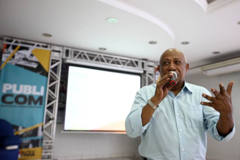 Segundo dia do Encontro de Comunicação do Pará (Publicom), no município de Altamira, nesta sexta-feira, 13, no auditório da Associação Comercial Industrial e Agropastoril (Aciapa). Postura, cuidado com os gestos, expressão corporal, dicção, entonação. Na foto, oficina “Cerimonial e a arte de falar em público” e aprovou todo o conteúdo repassado. A oficina abriu o segundo dia do encontro e foi ministrada pelo cerimonialista do Governo do Estado, Reginaldo Teles.
FOTO: MARCELO LÉLIS / AG. PARÁ
DATA: 13.04.2018
ALTAMIRA - PARÁ <div class='credito_fotos'>Foto: Marcelo Lelis / Ag. Pará | <a href='/midias/2018/originais/5d611bec-b22c-47c0-9974-4fd72e7ae69d.jpg' download><i class='fa-solid fa-download'></i> Download</a></div>