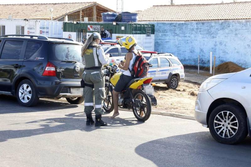 Em fase experimental, o Departamento de Trânsito do Estado (Detran) iniciou a utilização do talonário eletrônico (foto), um aparelho portátil que registra infração de trânsito e realiza consulta sobre veículos e condutores. A tecnologia está sendo testada no município de Salinópolis, no nordeste paraense, dentro da Operação Verão 2018, um trabalho integrado dos órgãos do Sistema de Segurança Pública. “A utilização do talonário traz rapidez no atendimento ao público, tanto em uma abordagem de fiscalização comum, quanto na autuação, se houver. A agilidade no atendimento contribui também para que não haja grandes congestionamentos em função das abordagens”, informou o coordenador de Operações do Detran, Ivan Feitosa.
FOTO: ASCOM / DETRAN
DATA: 01.07.2018
SALINÓPOLIS - PARÁ <div class='credito_fotos'>Foto: ASCOM DETRAN | <a href='/midias/2018/originais/5d63c44b-e00f-4cc4-824b-7f0fd031f5e1.jpg' download><i class='fa-solid fa-download'></i> Download</a></div>
