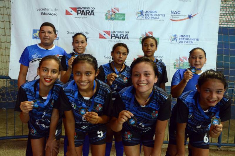Com medalhas de ouro em handebol, futsal e basquetebol, e prata em voleibol, o município de Mãe do Rio, no nordeste paraense, encerrou sua participação na 2ª etapa Regional dos Jogos Estudantis Paraenses (JEPs) no sábado (12). A participação de Mãe do Rio na competição, que completa 60 anos em 2018, iniciou antes de sua elevação à condição de município, há 30 anos.
FOTO: ELISEU DIAS / ASCOM SEDUC
DATA: 12.05.2018
MÃE DO RIO - PARÁ <div class='credito_fotos'>Foto: Eliseu Dias / Ascom Seduc | <a href='/midias/2018/originais/5d6dddf5-1c2a-4ea8-ac95-86223a3990de.jpg' download><i class='fa-solid fa-download'></i> Download</a></div>