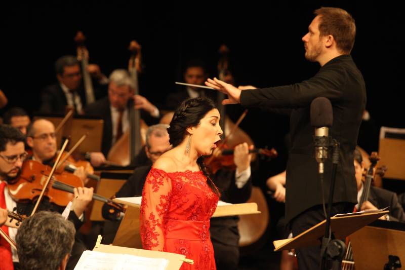 “Quero agradecer ao Governo do Pará pela realização de mais esse festival enquanto nós estamos há três meses sem receber salários”. Foi com essa fala que o maestro Tobias Volkmann, músico da Orquestra Sinfônica do Theatro Municipal do Rio de Janeiro encerrou o XXX Festival Internacional de Música do Pará ( Fimupa), arrancando aplausos calorosos do público no Theatro da Paz na noite deste domingo, 11. Na foto, a soprano Carla Caramujo.

FOTO: CLÁUDIO SANTOS / ARQUIVO AG. PARÁ
DATA: 11.06.2017
BELÉM - PARÁ <div class='credito_fotos'>Foto: Cláudio Santos/ Ag. Pará   |   <a href='/midias/2018/originais/5d7a6adf-fcad-48a1-ab8c-cae85a8d8601.jpg' download><i class='fa-solid fa-download'></i> Download</a></div>