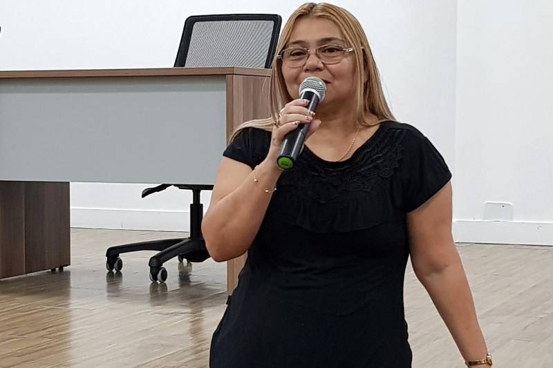 As aulas são ministradas pela professora Rosa Diniz (foto), que parabenizou a gestão do CIIR pela iniciativa, tendo em vista que geralmente a pessoa com surdez leva alguém da família para acompanhá-la e falar por ela, ou paga um intérprete, para que seja estabelecida a comunicação.

FOTO: ASCOM CIIR
DATA: 17.05.2018
BELÉM - PARÁ <div class='credito_fotos'>Foto: ASCOM CIIR   |   <a href='/midias/2018/originais/5d83fa82-0bb0-43df-9b42-8c8b3b5ac9ce.jpg' download><i class='fa-solid fa-download'></i> Download</a></div>