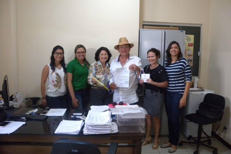 O diretor de Gestão da Biodiversidade (DGBio) do Instituto de Desenvolvimento Florestal e da Biodiversidade (Ideflor-bio), Crisomar Lobato, e a Técnica de Criação de Unidades de Conservação, Jocilete Ribeiro, entregaram à Prefeitura Municipal de Castanhal, na quinta-feira, 10, os documentos necessários para a criação do Parque Natural Municipal de Castanhal (PNMC).
FOTO: ASCOM IDEFLOR-BIO
DATA: 11.05.2018
CASTANHAL - PARÁ <div class='credito_fotos'>Foto: Ascom Ideflor-Bio | <a href='/midias/2018/originais/5d8c84e5-2caa-470d-8a90-dd6b652e2d31.jpg' download><i class='fa-solid fa-download'></i> Download</a></div>
