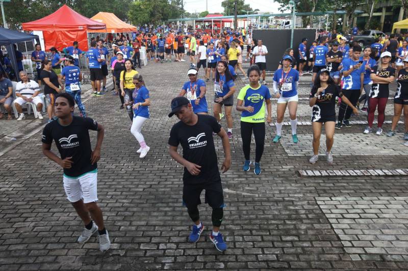 O recém-inaugurado Parque Estadual do Utinga foi o local escolhido para a 4ª edição da Corrida Tiradentes, promovida pela Polícia Militar na manhã deste domingo, 22. No ano em que celebra 200 anos de criação, a PM contou com mais de 750 competidores na prova que iniciou às 6 horas da manhã com um percurso total de 8 Km. Em apenas 4 anos de existência, a Corrida Tiradentes já ganhou a simpatia de muitos atletas profissionais e amadores. Eduardo Costa, de 26 anos é um deles. O competidor alcançou o 1º lugar geral da corrida com menos de 30 minutos de prova e conta que não esperava um resultado tão positivo.
FOTO: CARLOS SODRÉ / AG. PARÁ
DATA: 22.04.2018
BELÉM - PARÁ <div class='credito_fotos'>Foto: Carlos Sodré/Agência Pará | <a href='/midias/2018/originais/5d937b97-f010-493d-8ab2-1481070d1197.jpg' download><i class='fa-solid fa-download'></i> Download</a></div>