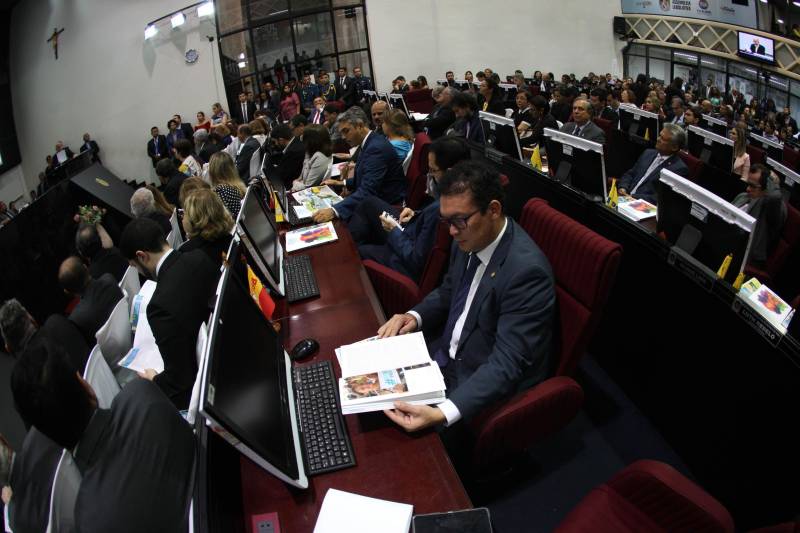 O governador Simão Jatene entregou, na manhã desta terça-feira (6), a "Mensagem Governamental do Pará à Assembleia Legislativa 2018", em sessão especial que abriu os trabalhos da Casa no exercício 2018. A leitura do documento destacou os principais resultados alcançados pelo governo no ano anterior e fez prognósticos de obras e serviços previstos para este ano.
FOTO: ANTONIO SILVA / AG. PARÁ
DATA: 06.02.2018
BELÉM - PARÁ <div class='credito_fotos'>Foto: Antônio Silva/Ag. Pará | <a href='/midias/2018/originais/5d9489c0-dbf0-4129-8036-3b5d17ad5b01.jpg' download><i class='fa-solid fa-download'></i> Download</a></div>