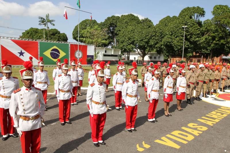 O Corpo de Bombeiros Militar do Pará completou nesta sexta-feira, 23, seu 136º aniversário. Uma solenidade no Quartel General da corporação, em Belém, marcou a data. A cerimônia contou com a presença do governador do Estado, Simão Jatene.

FOTO: CRISTINO MARTINS / AG. PARÁ
DATA: 23.11.2018
BELÉM - PARÁ <div class='credito_fotos'>Foto: Cristino Martins/Ag. Pará   |   <a href='/midias/2018/originais/5d9717f8-cc07-4025-bb29-1040d01ce5a8.jpg' download><i class='fa-solid fa-download'></i> Download</a></div>