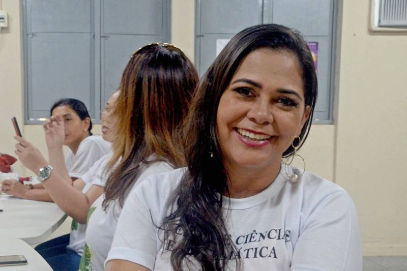 Alunos da Escola Estadual Hilda Vieira, localizada no bairro da Marambaia, em Belém, puderam vivenciar a ciência no seu dia a dia. Nesta terça-feira (29), a comunidade escolar participou da I Feira de Ciências e Matemática, onde os alunos do 6º ao 9º ano apresentaram experimentos científicos. A iniciativa vai contemplar, até o final do ano, eixos temáticos do Exame Nacional do Ensino Médio (Enem). Ciências e Matemática foram às primeiras disciplinas a serem trabalhadas em conjunto pelos alunos. Em Ciências, foram abordados temas como: ar atmosférico, sistema digestivo e ciência vivenciada no cotidiano. Já em Matemática, os temas passaram por geometria, jogos matemáticos e desafios, simetria, história da Matemática e Matemática aplicada no dia a dia. Na foto, a diretora da Escola Estadual Hilda Vieira, Giovania Paiva.
FOTO: RAI PONTES / ASCOM SEDUC
DATA: 29.05.2018
BELÉM - PARÁ <div class='credito_fotos'>Foto: Rai Pontes/Ascom Seduc | <a href='/midias/2018/originais/5d9da212-5280-41f0-b8a8-3ccf4141e05d.jpg' download><i class='fa-solid fa-download'></i> Download</a></div>