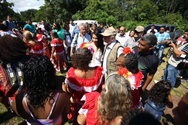 “Ter a posse da terra é a certeza de que nunca iremos perder o nosso direito, que nossos filhos e nossos netos poderão dar continuidade a nossa história em segurança. Foram anos de luta até chegar esse dia, agraciados com a assinatura do nosso título de terra. Só temos a agradecer a todos que fizeram parte disso e a cada um que lutou junto para que hoje isso se tornasse realidade”. A fala emocionada foi de seu Mário Araújo Silva, presidente da Associação Remanescente de Quilombo Espírito Santo, localizada no município do Acará, no nordeste do Estado. Ele assinou, neste sábado (24), junto com o governador Simão Jatene (foto), o título que dá a posse da terra a comunidade. A fala do presidente traduz o sentimento das dezenas de famílias que moram no local, que agora tem a posse legítima do local onde seus antepassados viveram. “Sou filho de mãe negra. Nasci aqui como minha vó, bisavó, que fazem parte da história dessa comunidade que já existe a mais de 300 anos.
FOTO: SIDNEY OLIVEIRA / AG. PARÁ
DATA: 24.03.2018
ACARÁ - PARÁ <div class='credito_fotos'>Foto: Sidney Oliveira/Ag. Pará | <a href='/midias/2018/originais/5d9e8883-635b-4c89-be0e-cf250a1526b1.jpg' download><i class='fa-solid fa-download'></i> Download</a></div>