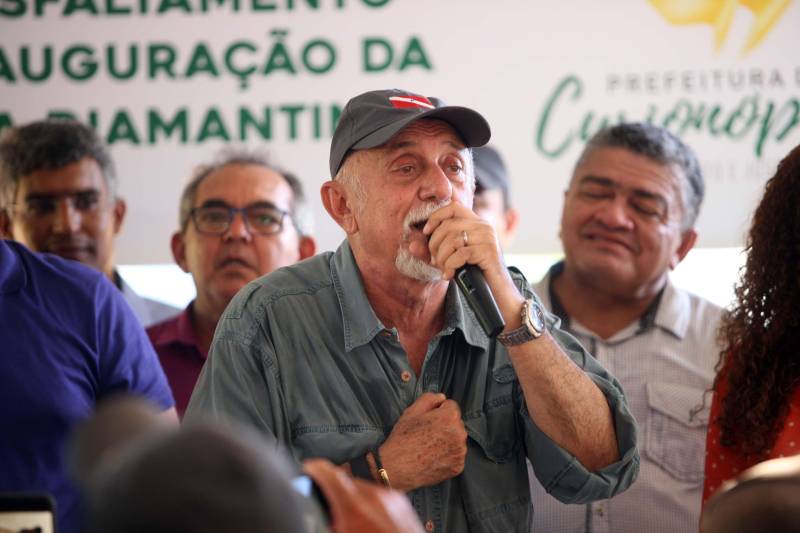 Também foram entregues nesta segunda (25) obras no distrito de Serra Pelada, em Curionópolis, sudeste do Estado. Uma das inaugurações foi a da Escola Estadual de Ensino Médio Joaquina Diamantina. A unidade de ensino teve investimento de R$ 220 mil em serviços nas redes elétrica e hidráulica, além de pintura, melhoria do forro e cobertura, assim como parte do piso, muro e calçada. Fundada em 1989, a escola foi praticamente reconstruída para atender com qualidade os 232 estudantes, nos turnos da tarde e à noite. São três salas de aula; bloco administrativo (sala da direção, sala dos professores e secretaria); uma copa cozinha, uma dispensa para armazenamento de alimentos da merenda escolar e banheiros masculino, feminino e de pessoa com deficiência (PCD). Em Curionópolis, o governador também entregou a pavimentação asfáltica de quatro quilômetros de vias urbanas, uma parceria com a Prefeitura de Curionópolis, dentro do Programa Asfalto na Cidade. Para esta obra, foram destinados R$ 1,7 milhão, que incluem serviços em terra, sub-base e base, pavimentação em CBUQ (Concreto Betuminoso Usinado a Quente) de três centímetros de espessura, meio-fio de concreto com lâmina d’água e sinalização horizontal. Curionópolis é um dos 99 municípios paraenses que assinaram com o governo o Termo de Asfalto, sendo que 33 já iniciaram as obras. Somados, os termos garantirão 529,6 km de pavimentação de vias urbanas – um investimento total de quase R$ 255 milhões do Tesouro Estadual.
FOTO: THIAGO GOMES / AG. PARÁ
DATA: 25.06.2018
CURIONÓPOLIS - PARÁ <div class='credito_fotos'>Foto: Thiago Gomes /Ag. Pará | <a href='/midias/2018/originais/5d9e9029-eede-4eae-ba99-9052f54b8c74.jpg' download><i class='fa-solid fa-download'></i> Download</a></div>